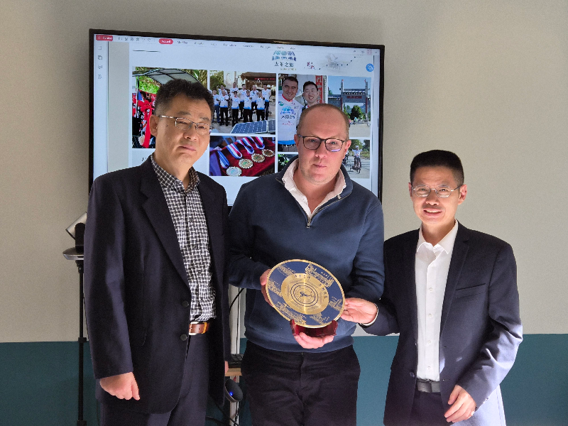 图1交流团向太阳之旅创始人Florian Billy赠送广州纪念品.jpg 图1交流团向太阳之旅创始人Florian Billy赠送广州纪念品.jpg