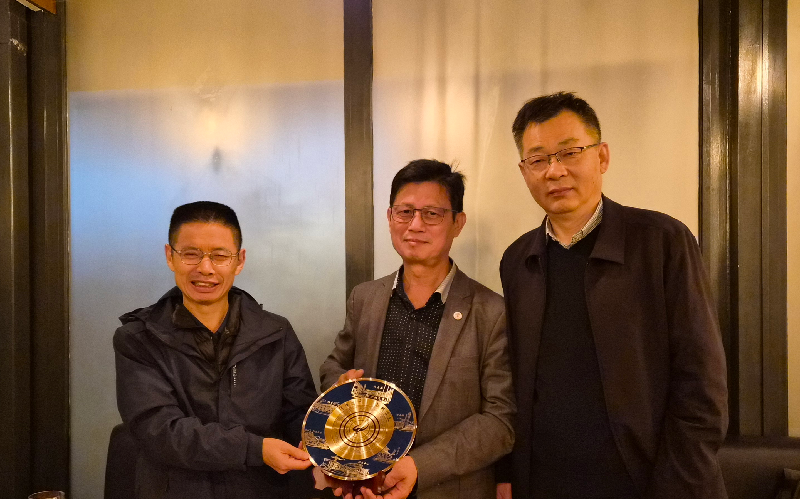 图3交流团向里昂华人华侨会赠送广州纪念品.jpg 图3交流团向里昂华人华侨会赠送广州纪念品.jpg